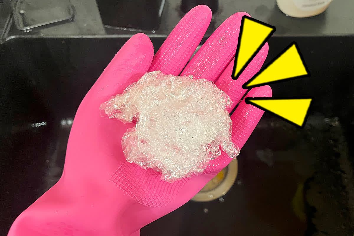 This Happens When You Clean the Microwave with Used Plastic Wrap