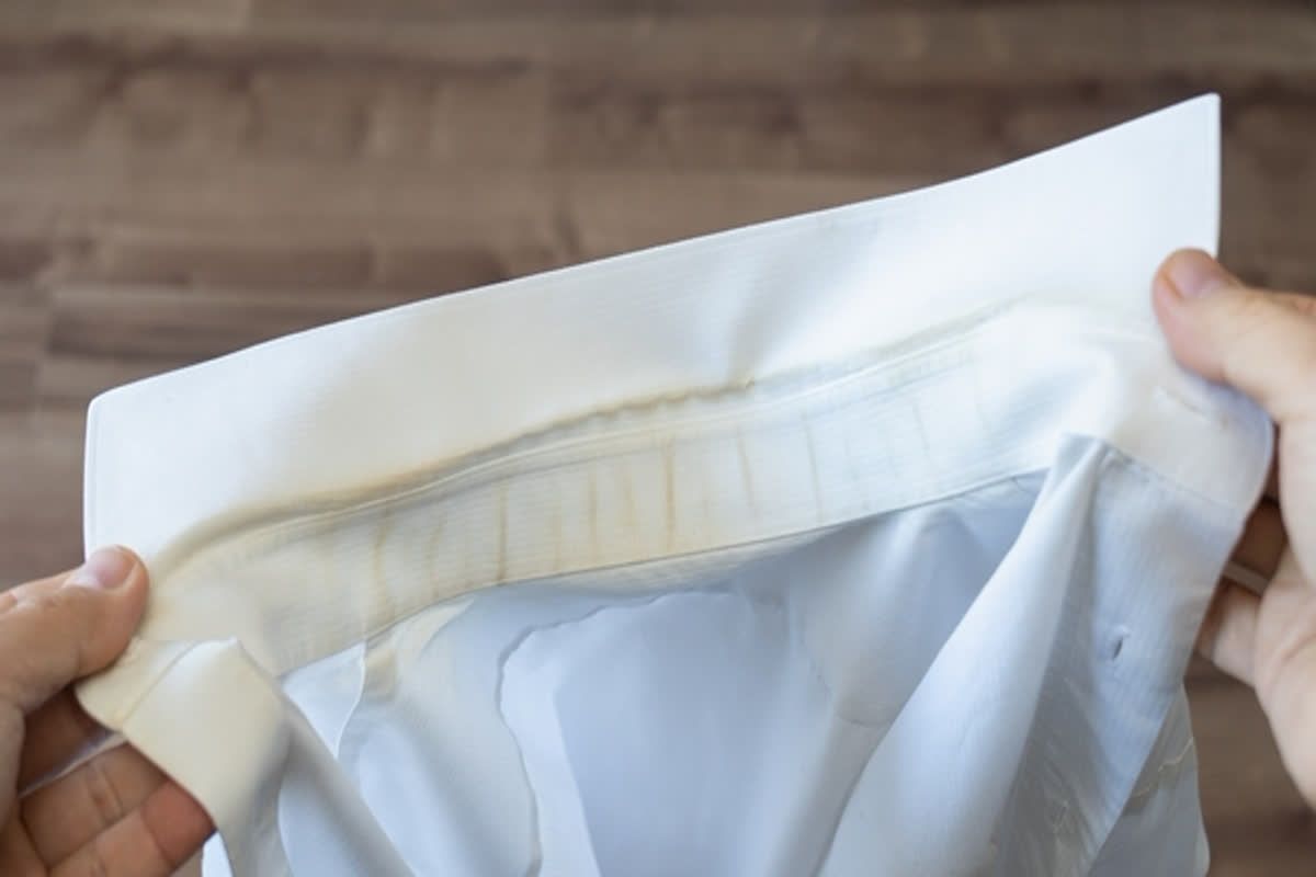 5 Tips to Simply Whiten Yellowed Clothes
