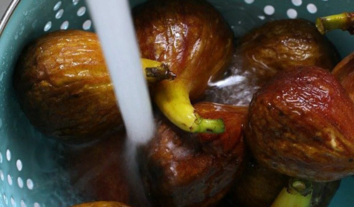 Why Men Should Eat Oatmeal and Women Should Grab Avocados for Breakfast