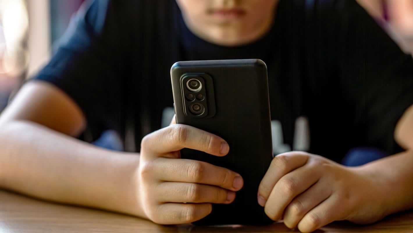 6 Ways Your Smartphone Is Hurting You Right Now!